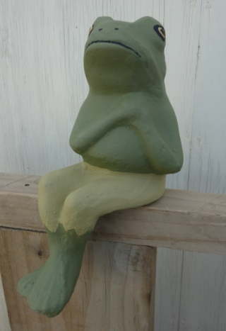 frog_sitting_male.jpg