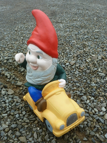 gnome_on_car.jpg