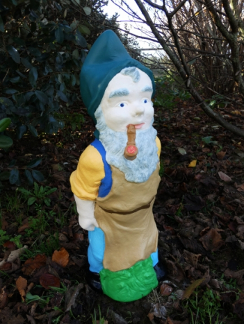 gnome_standing_with_pipe.jpg
