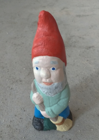 gnome_with_broom_sml.jpg