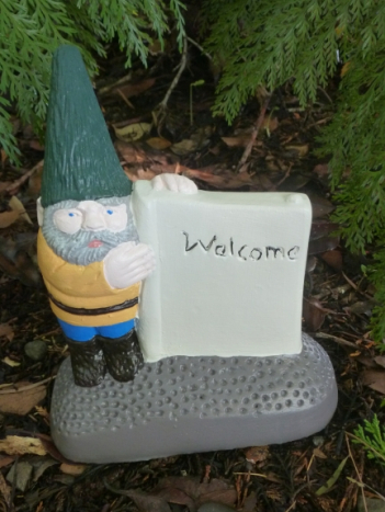 gnome_with_welcome_sign.jpg