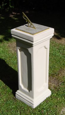 sun_dial_on_tall_pedestal.jpg