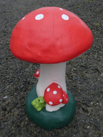 toadstool_lge_with_frog.jpg