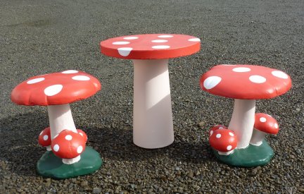 toadstool_table_and_chair_set.jpg
